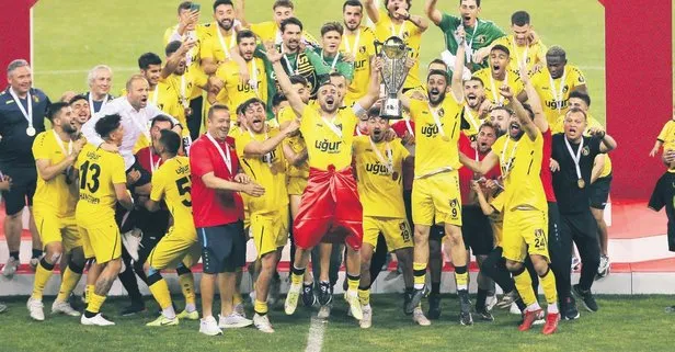 İstanbulspor play-off finalinde Bandırma’yı yenerek Süper Lig’e çıktı