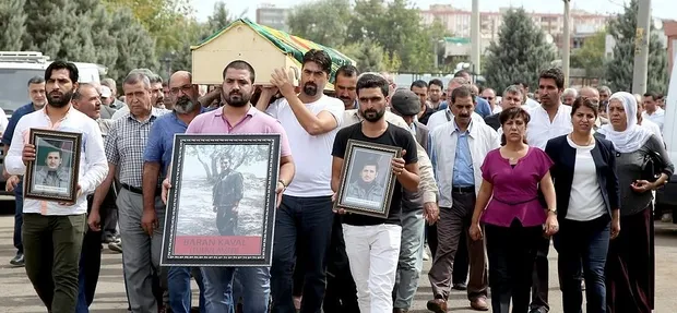 HDP'liler çatışmada öldürülen teröristin cenazesinde-1
