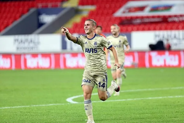 Fenerbahçe’nin hocası Erol Bulut milli arada ev ödevine çalışıyor-5