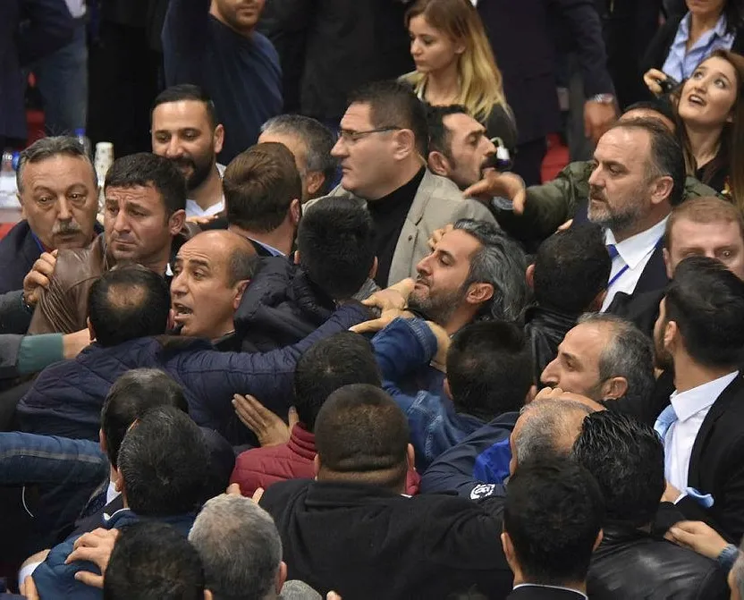 CHP kongresinde yumruklar konuştu