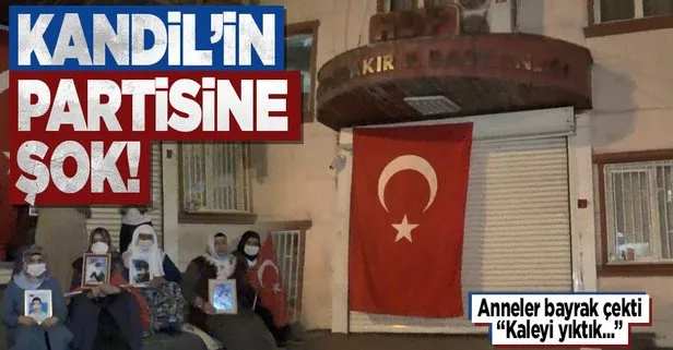 Evlat nöbetindeki aileler HDP Diyarbakır il binasına Türk bayrağı asıp evlatlarını istedi! Biz kaleyi yıktık...