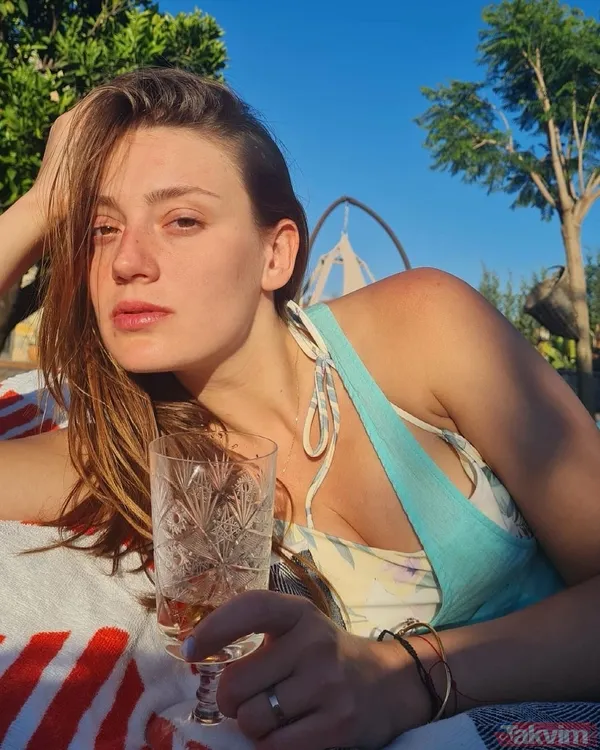 Gizem Karaca güneşlenirken verdiği pozla dert yandı! Bikinisiyle sere serpe uzandı gören dönüp bir daha baktı - 5