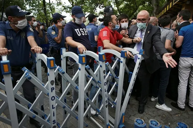 CHP Milletvekili Mahmut Tanal'dan baro provokasyonu! Barikatları yıkıp polisin üzerine yürüdü!