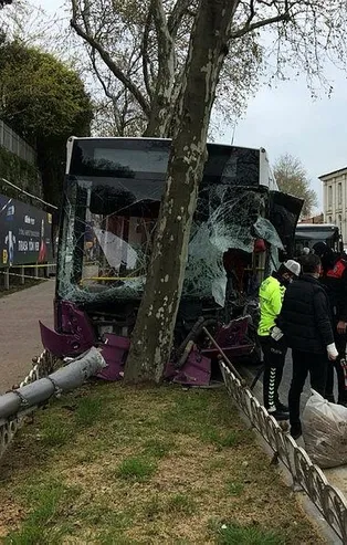 Son dakika: Beşiktaş'ta otobüs kazası! İETT otobüsü zincirleme kaza sonrası ağaca çarptı