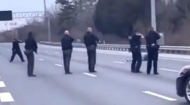 amerikan-polisinin-dehset-goruntuleri-9-polis-silahsiz-adama-kursun-yagdirdi-1643409555483.jpeg Amerikan polisinin dehşet görüntüleri! 9 polis, silahsız adama kurşun yağdırdı-3