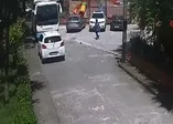 Yoldaki yavru kargayı kenara koymak isterken yetişkin kargaların saldırısına uğradı