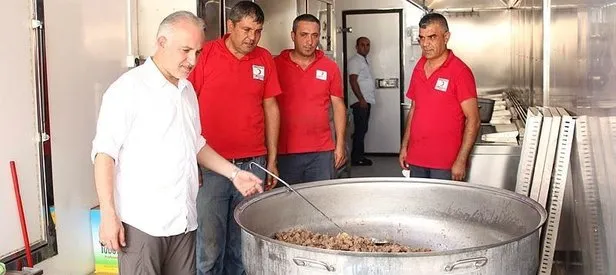 Türk Kızılayı Cerablus’ta sıcak yemek dağıttı