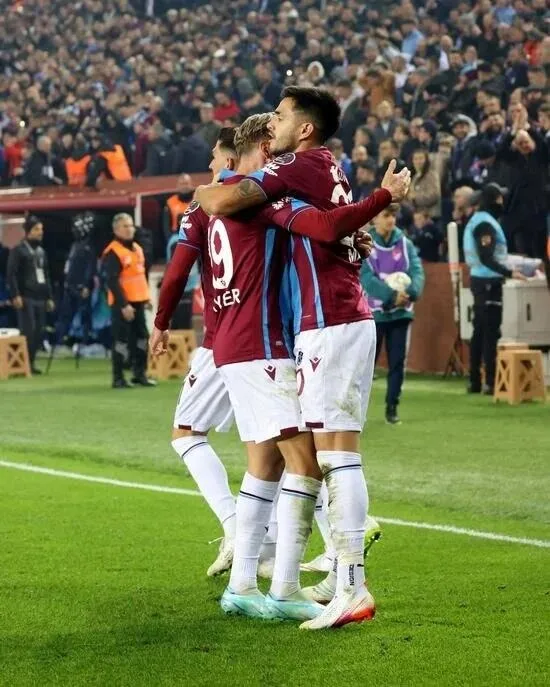 firtina-ezdi-gecti-trabzonspor-alanyaspora-karsi-geriye-dustugu-macta-gol-yagdirdi-1685830053472.jpeg