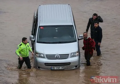 SON DAKİKA: İzmir’de sel felaketi! Polisler vatandaşlara yardımcı oldu