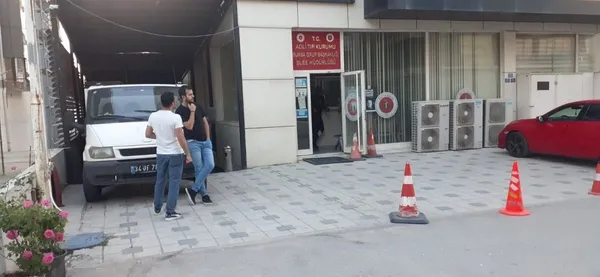 bursada-korkunc-cinayet-biri-basindan-vuruldu-biri-bileginden-kesildi-1652726139934.jpg Bursa'da korkunç cinayet! Biri başından vuruldu biri bileğinden kesildi-3