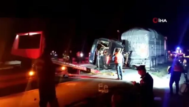 Amasya’da tiyatrocuları taşıyan minibüsle kamyonun çarpıştığı kazada 3 kişi öldü, 8 kişi yaralandı