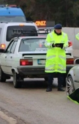 Türkiye genelinde trafik ışık ve işareti kurallarına uymayan 195 araç trafikten men edildi