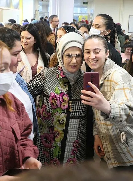 emine-erdogan-kyk-yurdunda-kiz-ogrencilerle-iftar-yapti-1649275810954.jpeg Emine Erdoğan, KYK yurdunda kız öğrencilerle iftar yaptı-4