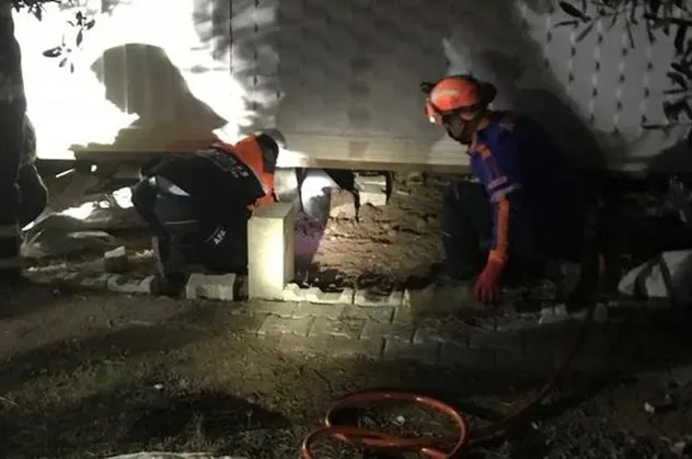 Osmaniye'de bir kişi kriko ile kaldırdığı konteynerin altında kaldı