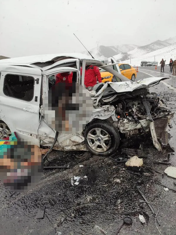 son-dakika-katliam-gibi-kaza-3-olu-7-yarali-1612530428270.jpg SON DAKİKA: Katliam gibi kaza! 3 ölü 7 yaralı-8