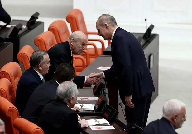 ak-partili-numan-kurtulmusun-konusmasi-sirasinda-chpli-isimlerin-provokatif-girisimleri-tbmmde-tansiyonu-yukse-1670262828675.jpeg AK Partili Numan Kurtulmuşun konuşması sırasında CHP'li isimlerin provokatif girişimleri TBMM'de tansiyonu yükseltti-8