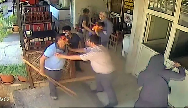 firinci-ile-borcunu-istedigi-musteriyle-yakinlarinin-odunlu-kavgasi-8-yarali-1598552168832.jpg Şanlıurfa’da fırıncı ile borçlu odunları kullanarak kavga etti: 8 yaralı-5