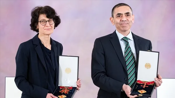 biontechin-kuruculari-ugur-sahin-ve-ozlem-tureci-acikladi-asinin-5-11-yas-grubu-icin-izin-istenecek-1631280719125.jpg BioNTech'in kurucuları Uğur Şahin ve Özlem Türeci açıkladı! Aşının 5-11 yaş grubu için izin istenecek-2