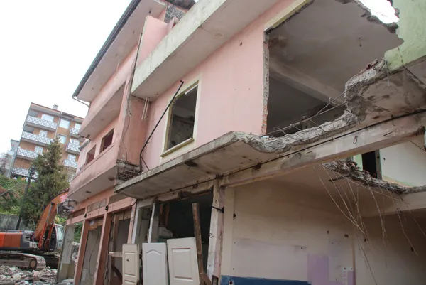 her-yil-birden-fazla-kisi-hayatini-kaybediyor-rizede-dere-yatagindaki-binalar-yikiliyor-1641801268240.jpg Her yıl birden fazla kişi hayatını kaybediyor! Rize'de dere yatağındaki binalar yıkılıyor-9