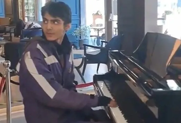 piyano-calan-kurye-videosu-sosyal-medyada-viral-oldu-piyano-calan-kurye-muharrem-can-incir-kim-nereli-kac-yasi-1673518410874.jpg