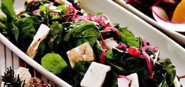 Otlu Peynirli Nar Ekşili Roka Salatası