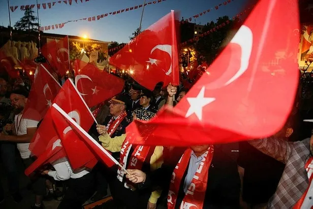 15-temmuz-7-yilinda-turkiye-ilk-gunku-gibi-kiyamda-yurdun-dort-bir-yaninda-demokrasi-nobeti-sehitler-rahmetle-1689453811024.jpeg