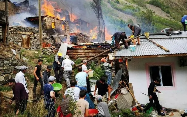 Son dakika: Artvin'in Yusufeli ilçesindeki yangın kontrol altına alındı! Yaklaşık 20 ev kullanılamaz hale geldi-4