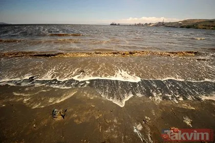 Balıkesir Bandırma sahillerinde müsilaj deniz salyası sonrası kirlilik nedeniyle deniz ve kum simsiyah oldu