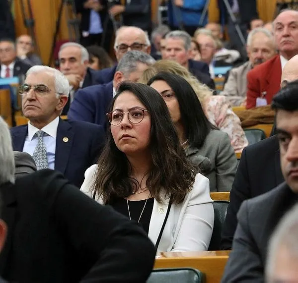 SON DAKİKA: CHP İstanbul Milletvekili Saliha Sera Kadıgil Sütlü partisinden istifa etti-3