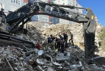 Bakırköy’de bina çöktü: Enkaz altında kalan işçi kurtarıldı
