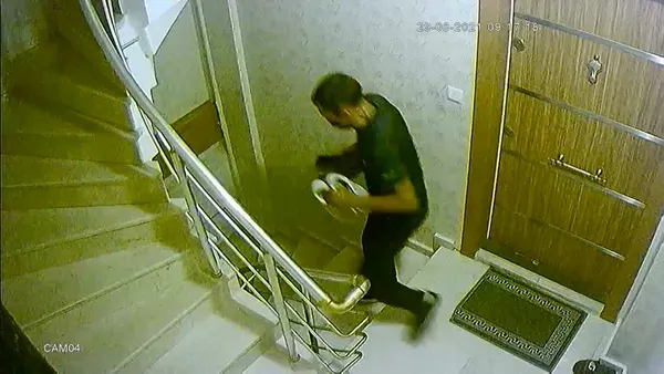 istanbul-sultangazide-ayakkabi-hirsizligi-guvenlik-kamerasinda-1630306730953.jpg