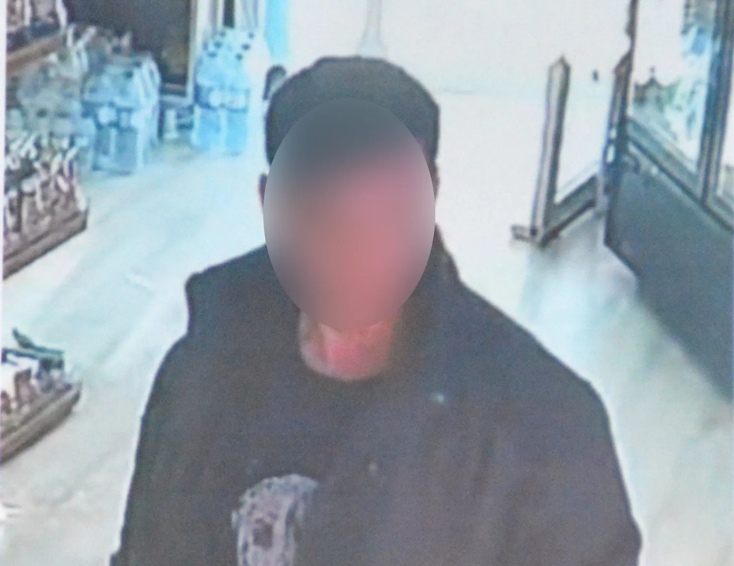 Hırsızın fotoğrafını dükkanın camına astı