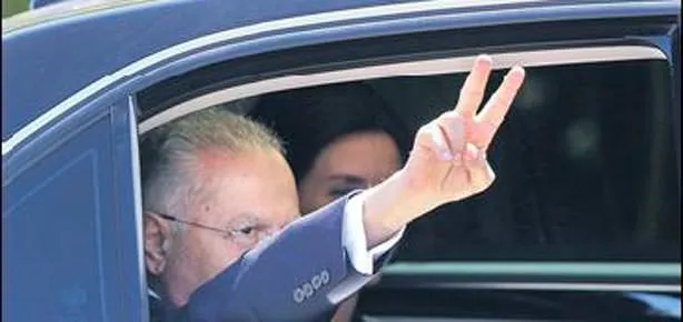 Yine zafer işareti yaptı