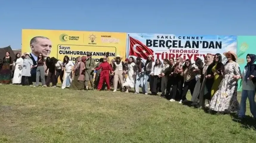 baskan-erdogan-hakkaride-senlige-katilan-kadinlara-telefonla-seslendi-bolgede-terorsuz-turkiye-vurgusu-1784314953338.jpeg Başkan Erdoğan Hakkari'de şenliğe katılan kadınlara telefonla seslendi: Bölgede Terörsüz Türkiye vurgusu-3