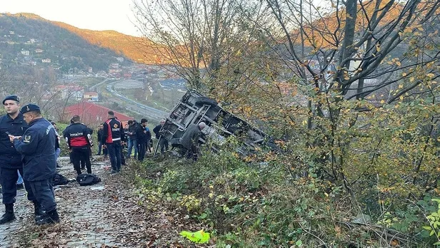 zonguldakta-ogrenci-servisi-devrildi-olu-ve-yaralilar-var-1671045293300.jpeg