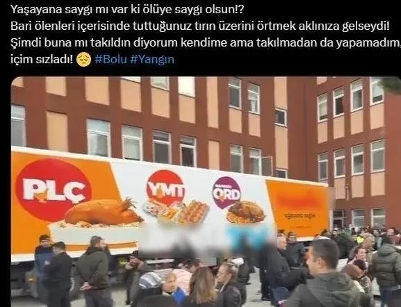 Vatandaşlar piliç reklamı yapılan TIR'la yapılan cenaze teslimine tepki gösterdi. (Sosyal medya)