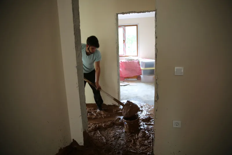 Rize'de 1 ev çöktü, 22 ev boşaltıldı, mahsur kalanlar kurtarıldı - 5