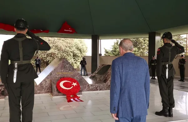 son-dakika-merhum-basbakan-adnan-menderesin-kabrine-ziyaret-baskan-recep-tayyip-erdogandan-sandik-cagrisi-1685193155225.jpg Son dakika: Merhum Başbakan Adnan Menderes'in kabrine ziyaret! Başkan Recep Tayyip Erdoğan'dan sandık çağrısı-4