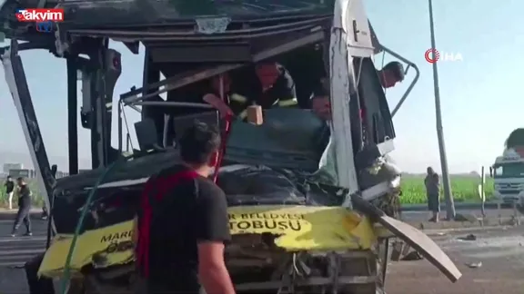 Mardin'de halk otobüsü ile tır çarpıştı: 11 yaralı