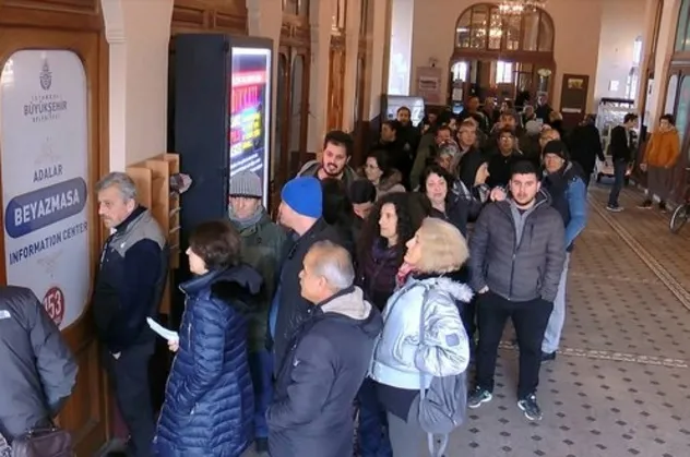 CHP'li İBB Başkanı Ekrem İmamoğlu'nun ulaşıma yaptığı zam sonrası vatandaş harekete geçti! Ucu görünmeyen kuyruk oluşturdu!
