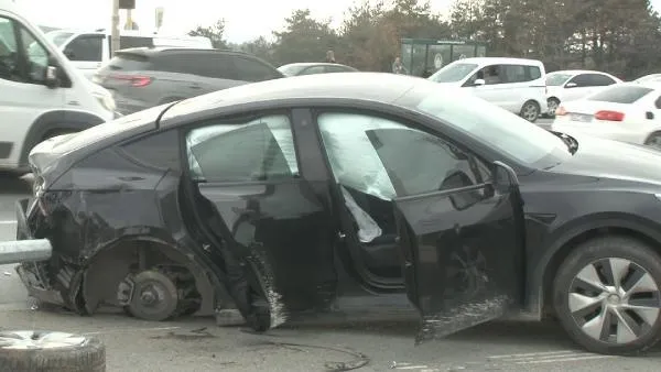 arnavutkoyde-ortalik-savas-alanina-dondu-once-minibuse-sonra-mobese-diregine-carpti-1703941078725.jpeg Arnavutköy'de ortalık savaş alanına döndü! Önce minibüse sonra MOBESE direğine çarptı-2