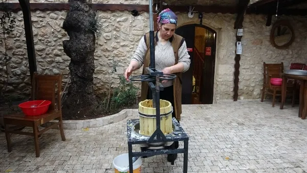 200-liradan-satiliyor-adanada-para-etmeyen-narenciye-sekerleme-oldu-1642072390203.jpg 200 liradan satılıyor! Adana'da para etmeyen narenciye şekerleme oldu-10