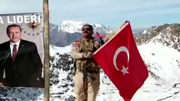 son-dakika-guvenlik-korucusu-hamit-ozturk-pkkdan-temizlenen-ikiyaka-daglari-binbir-kapi-askeri-us-bolgesine-baskan-erdoganin-posterini-asti-1606464361914.jpg SON DAKİKA: Güvenlik korucusu Hamit Öztürk PKK'dan temizlenen İkiyaka Dağları Binbir Kapı Askeri Üs Bölgesi'ne Başkan Erdoğan'ın posterini astı-2