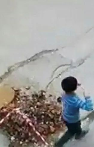 Mersin'de korku dolu anlar! Uçurtma uçuran çocuk üstü açık bırakılan kanala düştü