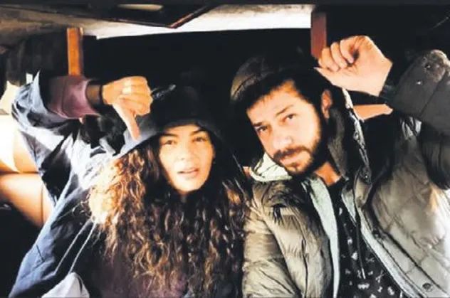 Hercai'nin oyuncuları Ebru Şahin ile Ahmet Tansu Taşanlar'dan yolculuk pozu
