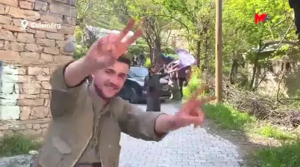 İşte 7'li koalisyonun ortağı HDP! Hakkari milletvekili adayları PKK kıyafetli kişiler tarafından karşılandı! HDP'li Onur Düşünmez'den skandal sözler-8