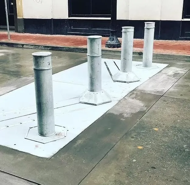 abdde-aracli-saldirida-flas-detay-caddedeki-metal-barikatlarin-calismadigi-ortaya-cikti-1735768478527.jpeg ABD'deki araçlı saldırıda flaş detay! Caddedeki metal barikatların çalışmadığı ortaya çıktı-4