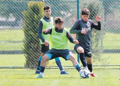 besiktas-ve-galatasaray-yine-transferde-karsi-karsiya-burak-elmas-barcelona-baskani-laporta-ile-pjanic-icin-el-1648510272691.jpeg Beşiktaş ve Galatasaray yine transferde karşı karşıya! Burak Elmas Barcelona Başkanı Laporta ile Pjanic için el sıkıştı-8