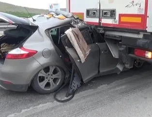 Otomobil TIR’ın altına girdi