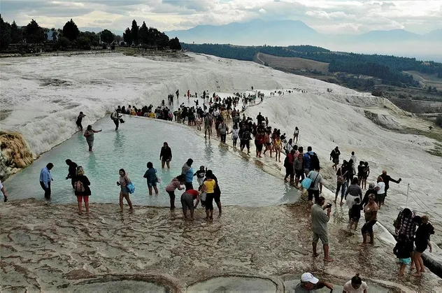 Pamukkale'de yılbaşı doluluk oranları yüzde 90'lara yaklaştı! Adım atacak yer yok